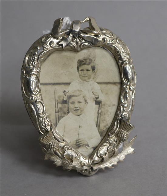 A late Victorian small silver mounted heart shaped photograph frame, decorated with thistles, Birmingham, 1900, 82cm.